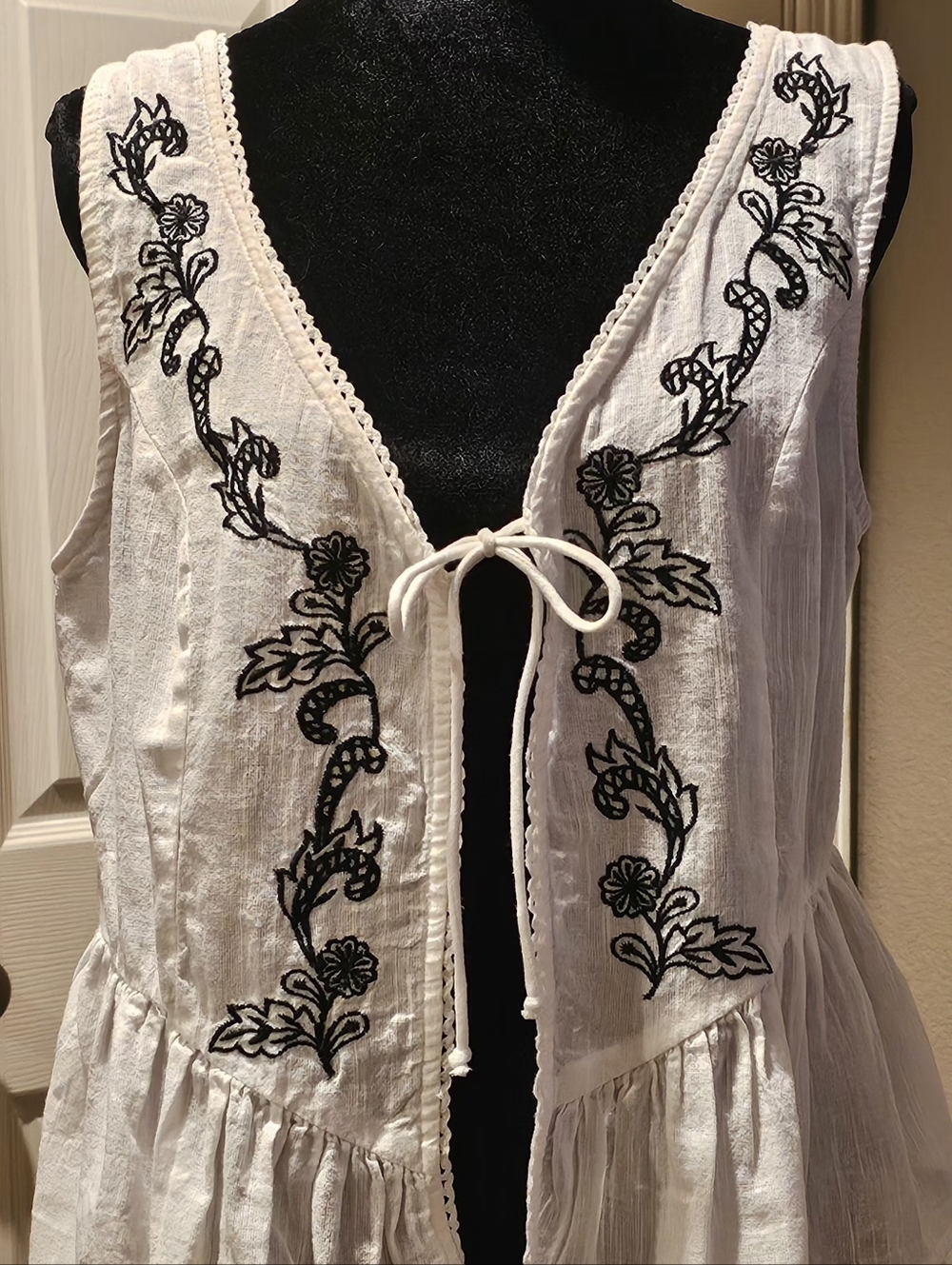 Dizzy White Tie-Front Embroidered Camisole